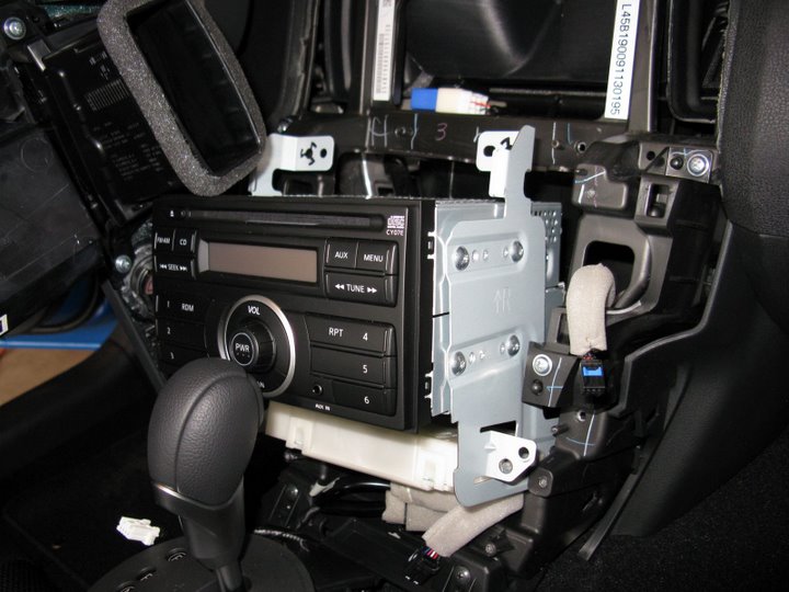 017
Removing the factory head unit
