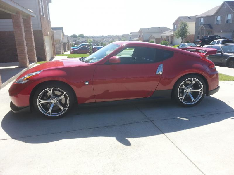 NISMO painted front lip, side skirts, and rear diffuser