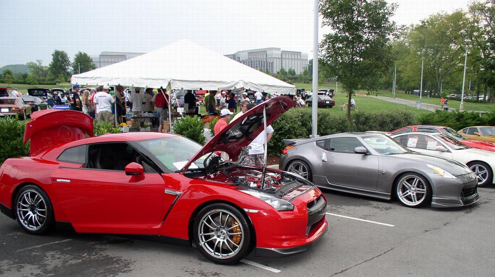 Red GTR (not my taste in mods) parked next to my SLED!