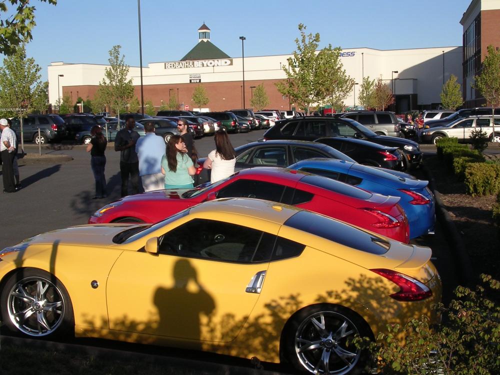 370Zs and Crowd