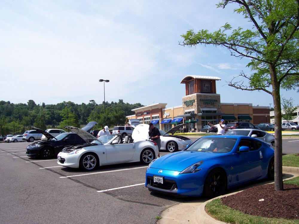 2theextreme's MB award winner, Steve's gorgeous PW Roadster, ZCarMan's black beauty, Hazzazi's NISMO and SECKS Z's at Starbucks.